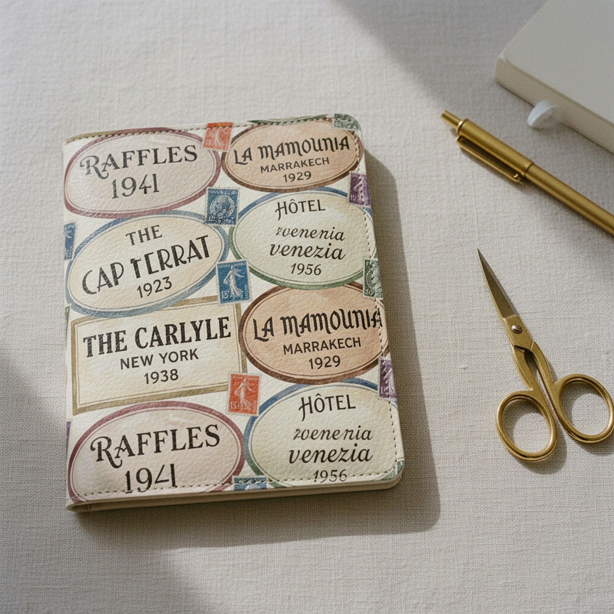 Carnet Étiquettes Grand Hôtel — hero flatlay on a cream surface — Italian nappa leather — Hoboken atelier