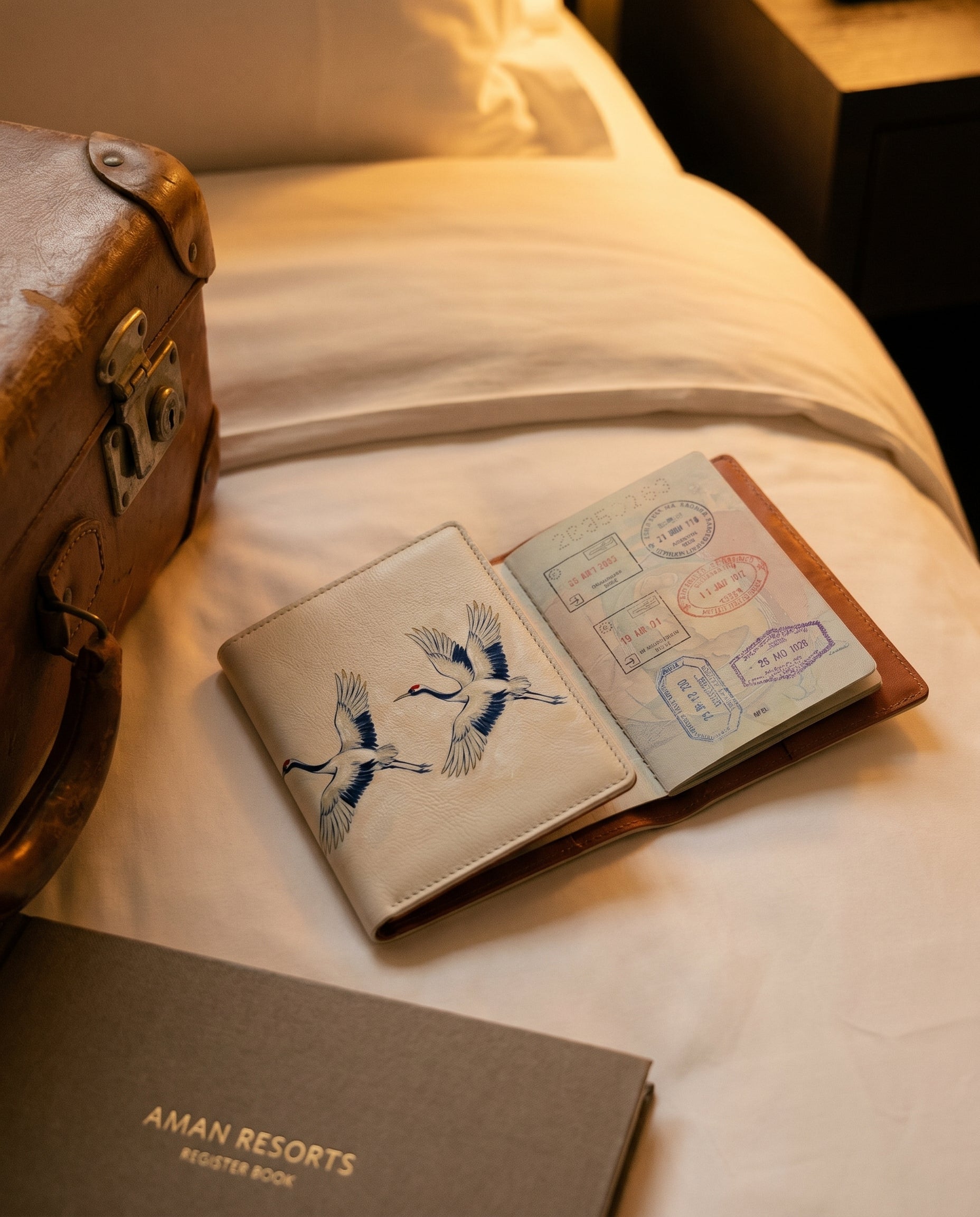 Carnet Grues du Japon — edge + finishing detail on soft light — premium Italian nappa leather — Hoboken atelier