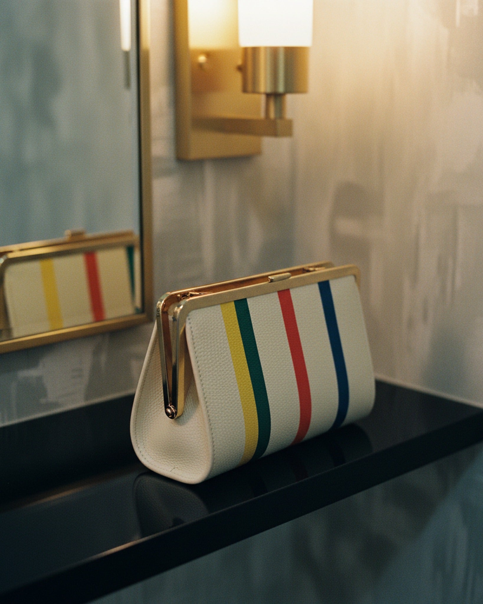 Pochette Hudson Bay — macro fabric detail on natural canvas — luxurious silk twill weave — Hoboken atelier